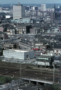 801596 Overzicht van de Nieuwe Daalstraat en omgeving te Utrecht, vanaf het Holiday Inn Hotel (Jaarbeursplein 24), met ...
